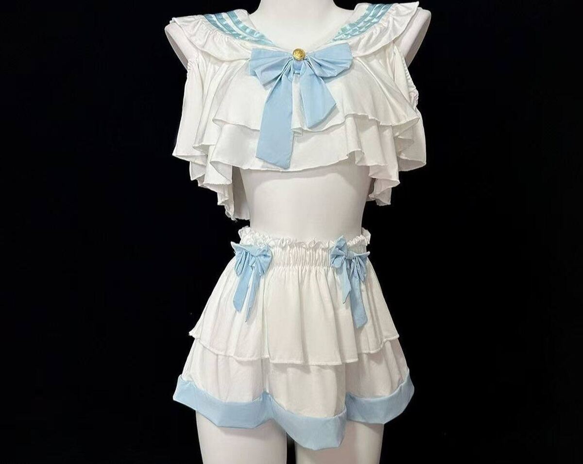 只能说这个衣服有点偏涩情了。